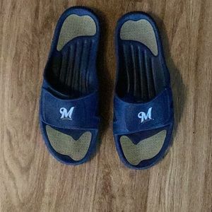 Size: 12 men and 13 women